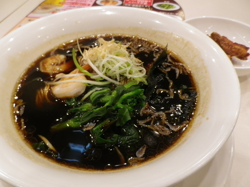「焦がし海老ガツンと香る黒醤油ラーメンとからあげセット」@バーミヤン みなとみらい店の写真