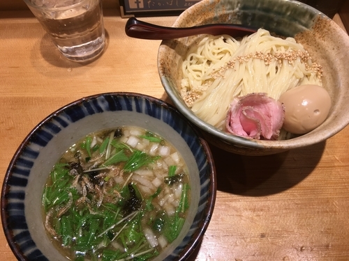 「塩つけ麺 中盛り 850円 味玉 100円」@焼きあご塩らー麺 たかはし 新宿本店の写真