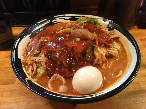 「味玉どて辛めん バラ肉倍増 どて辛野菜増し ニンニク少なめの半分」@どてちん 習志野店の写真