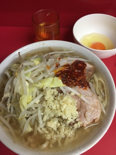 「小ラーメン 野菜少ニンニクラー油＋生卵」@ラーメン二郎 千住大橋駅前店の写真