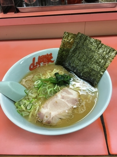 「醤油ラーメン（640¥）」@ラーメン山岡家 牛久店の写真