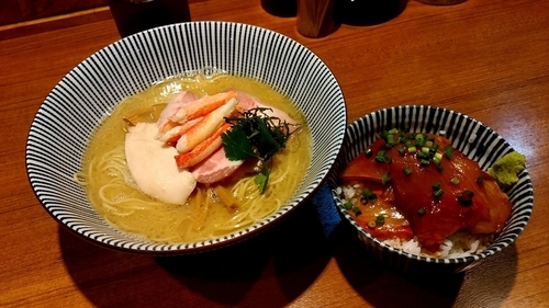 「【限定】カニと青しその濃厚真鯛そば＋ぶり丼」@寿製麺よしかわ 川越店の写真