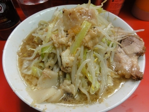 「ラーメン600円　麺硬め　ニンニク　脂」@ラーメン二郎 三田本店の写真