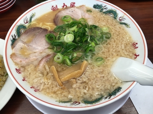 「コク旨ラーメン 大盛 焼飯」@魁力屋 越谷店の写真