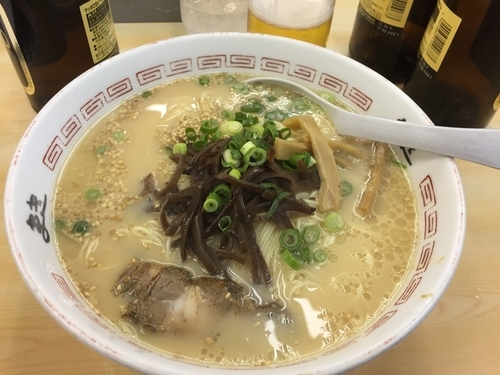 「ラーメン大盛り麺固めトッピングネギ」@九州博多 長浜らーめん まき 池田公園本店の写真