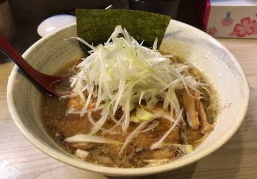 「ネギしょうゆ＋半ライス(800円＋サービス)」@めんや佐高の写真