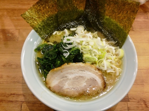 「家系豚骨ラーメン¥700」@鶴一家の写真