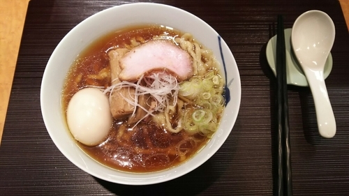 「醤油＋味玉(中太手もみ)」@麺 みつヰの写真