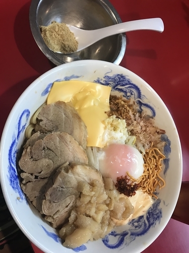 「まぜそば  魚粉 半チャーシュー」@ジャンクガレッジ 東大宮店の写真