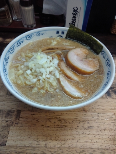 「背脂煮干しラーメン&厚切りチャーシュー」@二葉 上荻店の写真