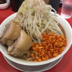 ラーメン +豚１枚 ヤサイチョイマシアブラ辛揚げマシ ¥820