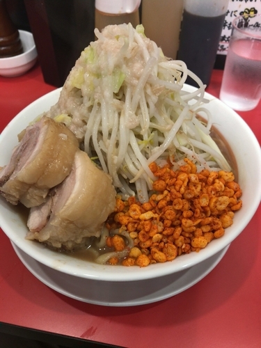 「ラーメン +豚１枚 ヤサイチョイマシアブラ辛揚げマシ ¥820」@鷹の目 獨協大学前本店の写真