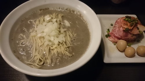 「極濃鬼煮干」@灰汁中華 丿貫 福富町本店の写真