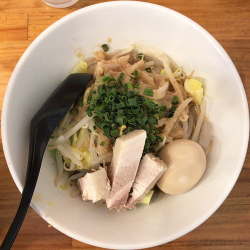 「油そば（並盛）＋味玉（サービス）」@まぜそば 談の写真