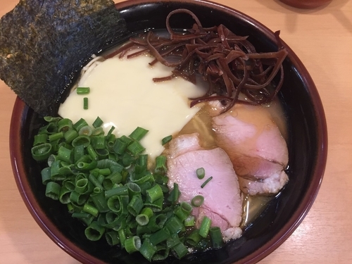 「柚子胡椒入り あっさりとんこつ らーめん(680円)」@らーめん梅吉の写真