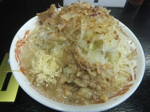 「塩らーめん730円(野菜ニンニクアブラマシ、魚粉ちょいマシ)」@自家製太麺 ドカ盛 マッチョ 難波千日前店の写真