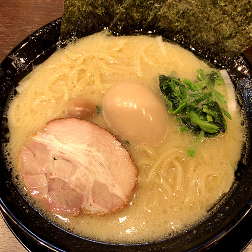「塩ラーメン（味普通・麺ヤワメ・アブラ多め）680円 味玉」@横浜家系ラーメン 太田商店の写真