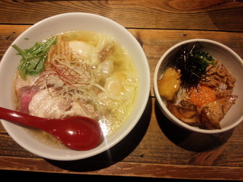 「香彩鶏だし塩らーめん・雲呑・極鶏飯」@麺屋 翔 西新宿本店の写真
