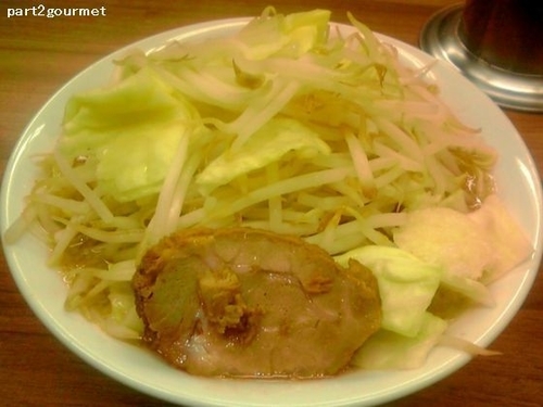 「豚入りラーメン 中盛 (790円)」@らーめんまんの写真