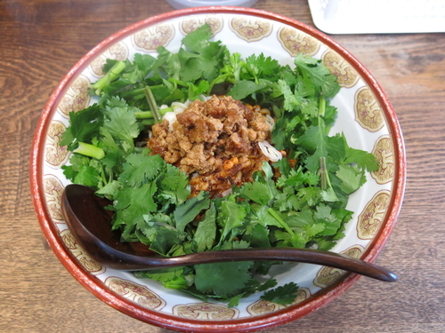 「パクチー汁なし担々麺（温麺）：1000円」@鶏そば十番 156 ICHIKORO 麻布十番店の写真