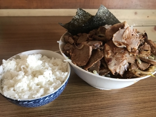 「ラーメン 麺半分 チャーシュー大盛り ライス」@前原商店の写真