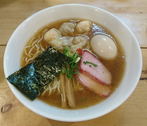 「特製ハーフワンタン麺(黒だし)＋味付玉子」@支那そば 大和 稲荷町本店の写真