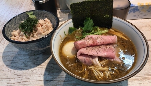 「四つ葉ブラック(気まぐれ限定)＋締めの鶏飯」@中華そば 四つ葉の写真