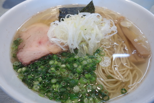 「煮干蕎麦（塩）750円細麺炭焼きチャーシュー」@喜乃壺の写真