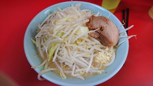 「ラーメン+固め+ヤサイ+ニンニク少し」@ラーメン二郎 新宿歌舞伎町店の写真