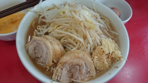 「ラーメン　肉追加　ニンニクマシ　生卵」@用心棒 本号の写真