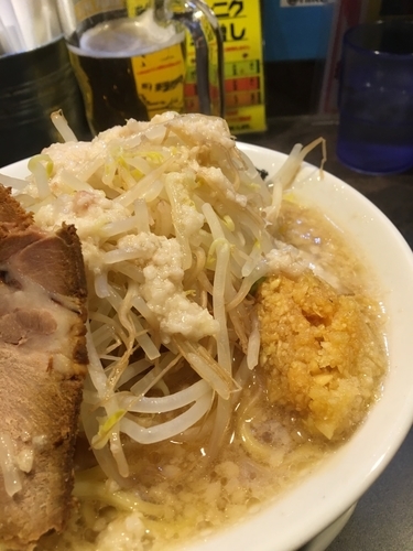 「ラーメン ニンニク 脂ギリギ閉店」@ガツ盛りラーメン バンブル 西浦和店の写真
