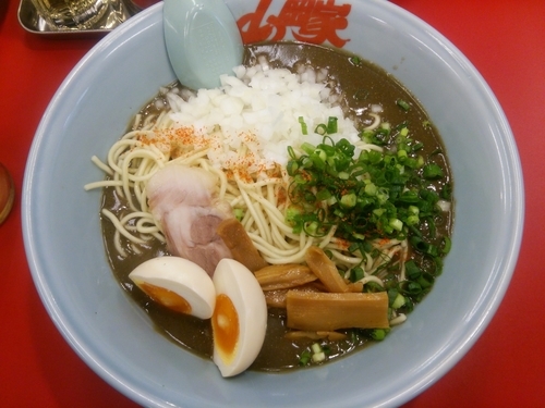 「鬼煮干しラーメン中盛（硬め）＋味付玉子」@山岡家 前橋野中店の写真