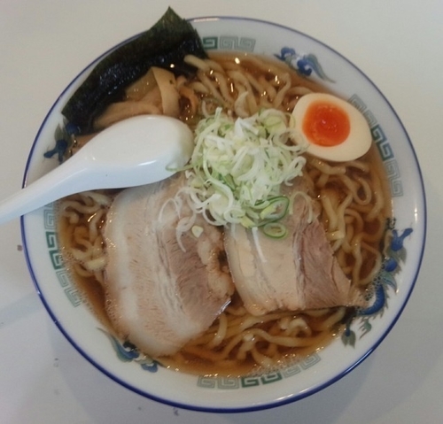 「「エソ煮干し中華」醤油味・太麺650円の特盛200円増」@幸めんの写真