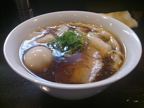 「醤油ワンタンらぁ麺+味玉」@らぁ麺 すぎ本の写真