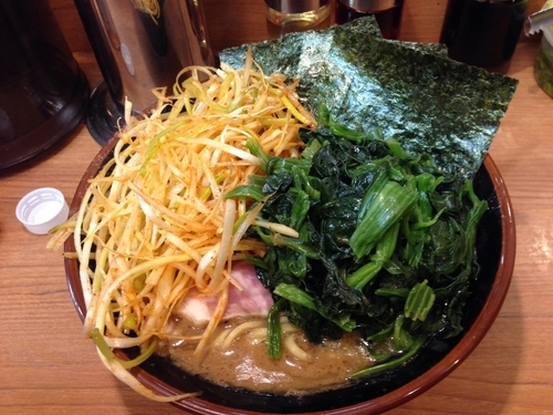 「ラーメン + ネギ + ほうれん草」@濃厚豚骨汁 横浜家系ラーメン 花木家 経堂本店の写真