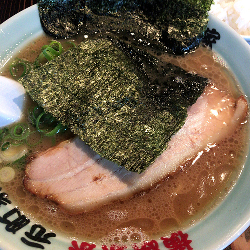 「ラーメン　710円　半ライス　110円」@横浜家系元町家の写真