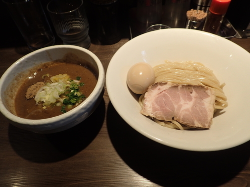 「半熟味玉豚骨魚介つけ麺」@つけ麺 一燈の写真
