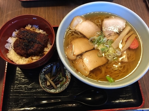 「チャーシューメン（800円）半カツ丼（400円）」@食堂きかくの写真