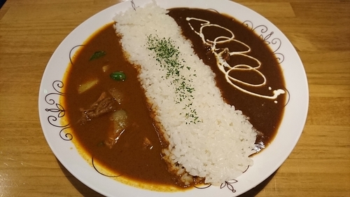 「ビーフとスリランカのツインカレー　９８０円」@カリカリの写真