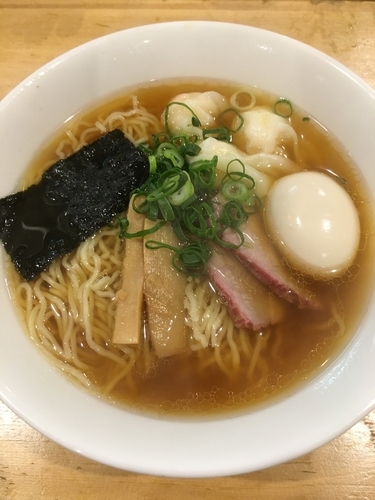 「エビワンタン麺ハーフ (黒だし)+味玉」@支那そば 大和 稲荷町本店の写真