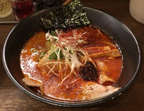 「辛ラーメン(800円)」@中華そば うづまきの写真