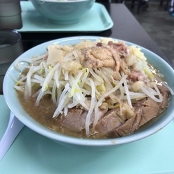 豚入りラーメン アブラ カラメ にんにく