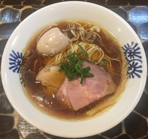 「生醤油中華そば800円+味玉100円」@特級鶏蕎麦 龍介の写真