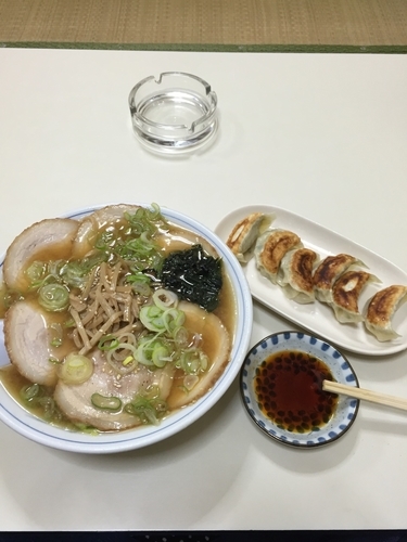 「みそチャーシューメン（770円）ギョウザ（390円）」@中国飯店 萬里の写真