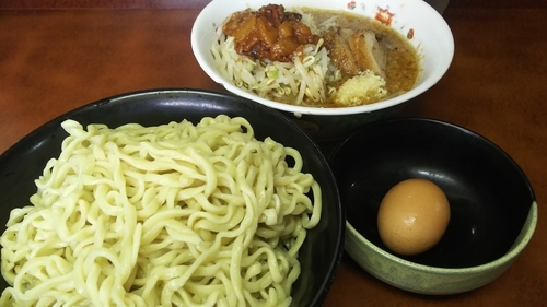 「小つけ麺(にんにく・あぶら)＋生卵￥900」@ラーメン二郎 めじろ台法政大学前店の写真