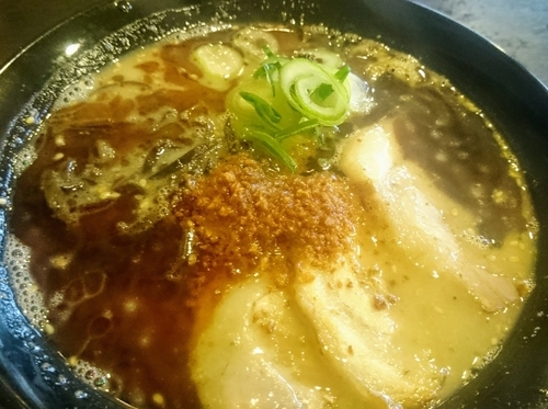 「豚骨ラーメン（黒）＋半チャン＋替え玉２（無料）」@麺処 光屋の写真