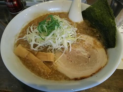 「【裏メ】魚介しょうゆラーメン　トビウオ　：背脂あり（大盛り）」@俺らラーメン ちょもらんまの写真