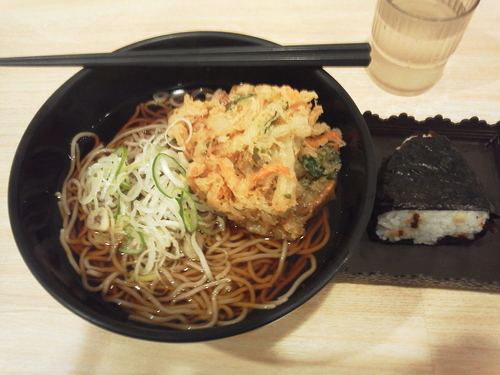 「かき揚そば500＋おにぎり120＝620円」@吉利庵の写真