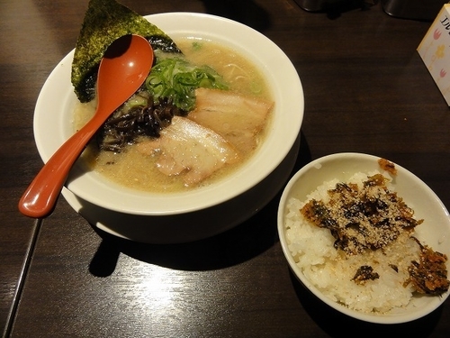 「ラーメン550円　中瓶ビール380円　半ライス　替玉」@博多らーめん 一心堂 蒲田店の写真