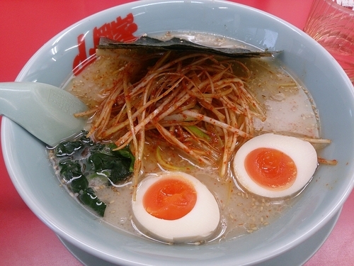 「塩ピリ辛ネギラーメン 味玉ﾄｯﾋﾟﾝｸﾞ」@山岡家 松本店の写真